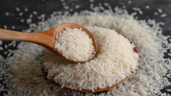 Ritual con arroz que debes hacer cada viernes para atraer dinero y abundancia
