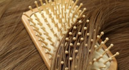 Truco FÁCIL Y RÁPIDO con bicarbonato para limpiar el cepillo del cabello y dejarlo como nuevo