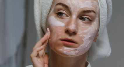 Piel de porcelana: Fácil masaje facial con crema de noche para alisar la piel y eliminar las arrugas