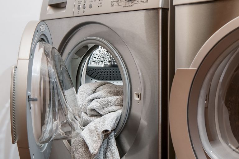 Los 3 secretos de tintorería que NO sabías para que tu ropa no se maltrate al lavarla