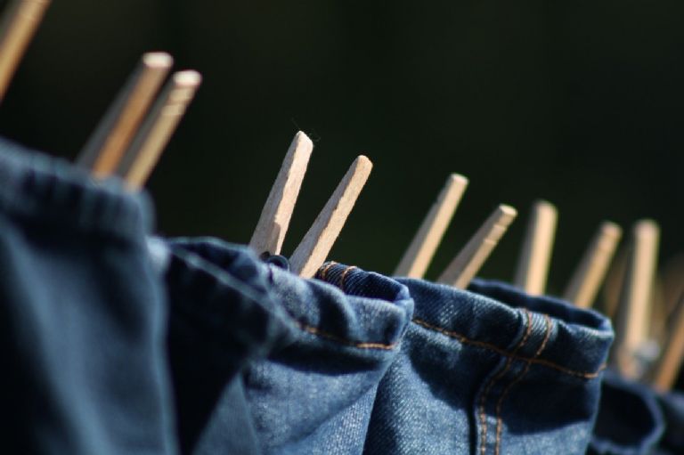3 secretos de tintorería que NO sabías para que tu ropa no se maltrate al lavarla