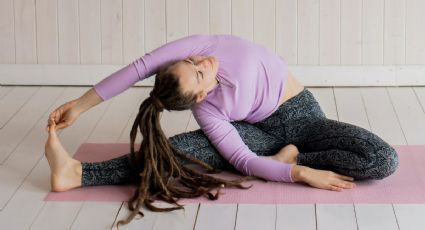 ¿Cómo adelgazar la parte de arriba del cuerpo mujer? Haz un ejercicio de yoga para eliminar 'brazo de salero'