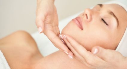 El masaje facial con crema hidratante que rejuvenece y reafirma la piel