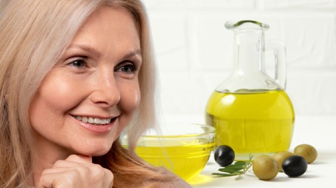 Crema de aceite de oliva repleta de colágeno natural para lucir ojos sin arrugas a los 50