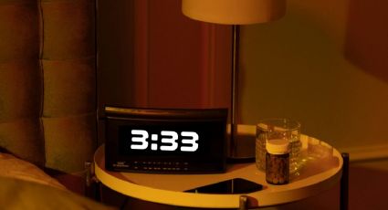 Horas espejo: ¿Qué significa despertarse a las 3:33 de la mañana, según la numerología?
