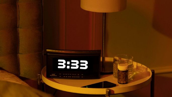 Horas espejo: ¿Qué significa despertarse a las 3:33 de la mañana, según la numerología?