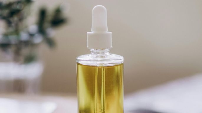 Piel de porcelana a los 60: El aceite esencial que rejuvenece pieles maduras y elimina arrugas