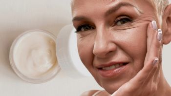 Elimina el envejecimiento facial a los 60 con esta crema aclarante antiarrugas frutal