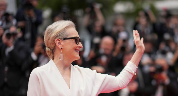 Meryl Streep luce elegante vestido blanco que regala cintura de avispa a los 70
