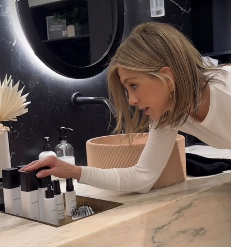 Jennifer Aniston modela corte de cabello que rejuvenece 30 años