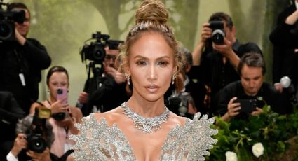 Jennifer Lopez deslumbra con impactante vestido con flores de cristal en la Met Gala 2024