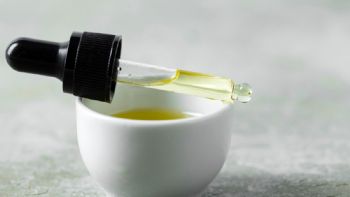 El aceite natural que debes agregar a tu crema hidratante para borrar manchas de la cara
